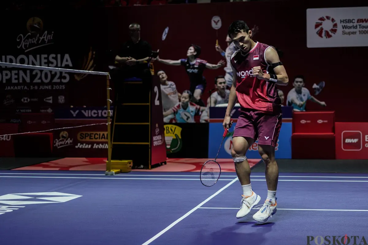 Pebulu tangkis tunggal putra Indonesia Jonatan Christie mengembalikan kok ke arah lawannya tunggal putra Hongkong Lee Cheuk Yiu pada babak 16 besar Indonesia Open 2025 di Istora Senayan, Gelora Bung Karno, Jakarta, Kamis, 5 Juni 2025. (Sumber: Poskota/Bilal Nugraha Ginanjar)