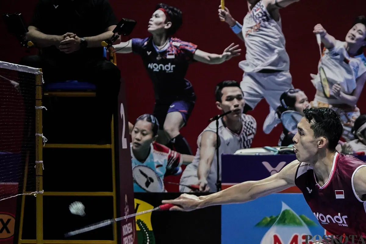 Pebulu tangkis tunggal putra Indonesia Jonatan Christie mengembalikan kok ke arah lawannya tunggal putra Hongkong Lee Cheuk Yiu pada babak 16 besar Indonesia Open 2025 di Istora Senayan, Gelora Bung Karno, Jakarta, Kamis, 5 Juni 2025. (Sumber: Poskota/Bilal Nugraha Ginanjar)