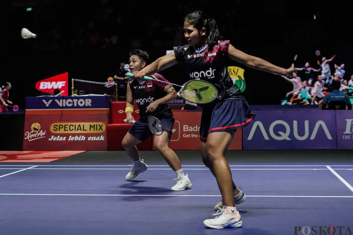 Pebulu tangkis ganda putri Indonesia Apriyani Rahayu dan Febi Setianingrum mengembalikan kok ke arah lawannya ganda putri Korea Selatan Baek Ha Na dan Lee So Hee pada babak 16 besar Indonesia Open 2025 di Istora Senayan, Gelora Bung Karno, Jakarta, Kamis, 5 Juni 2025. (Sumber: Poskota/Bilal Nugraha Ginanjar)