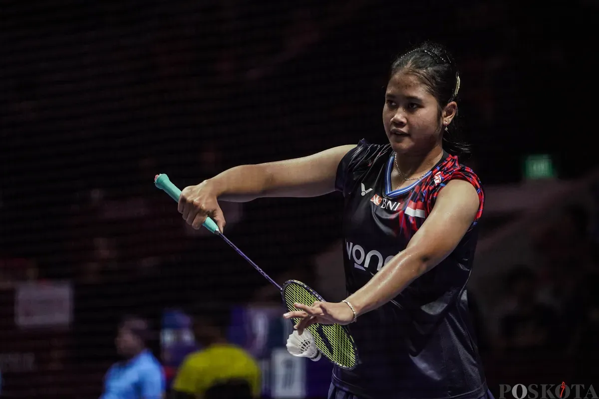 Pebulu tangkis ganda putri Indonesia Apriyani Rahayu dan Febi Setianingrum mengembalikan kok ke arah lawannya ganda putri Korea Selatan Baek Ha Na dan Lee So Hee pada babak 16 besar Indonesia Open 2025 di Istora Senayan, Gelora Bung Karno, Jakarta, Kamis, 5 Juni 2025. (Sumber: Poskota/Bilal Nugraha Ginanjar)
