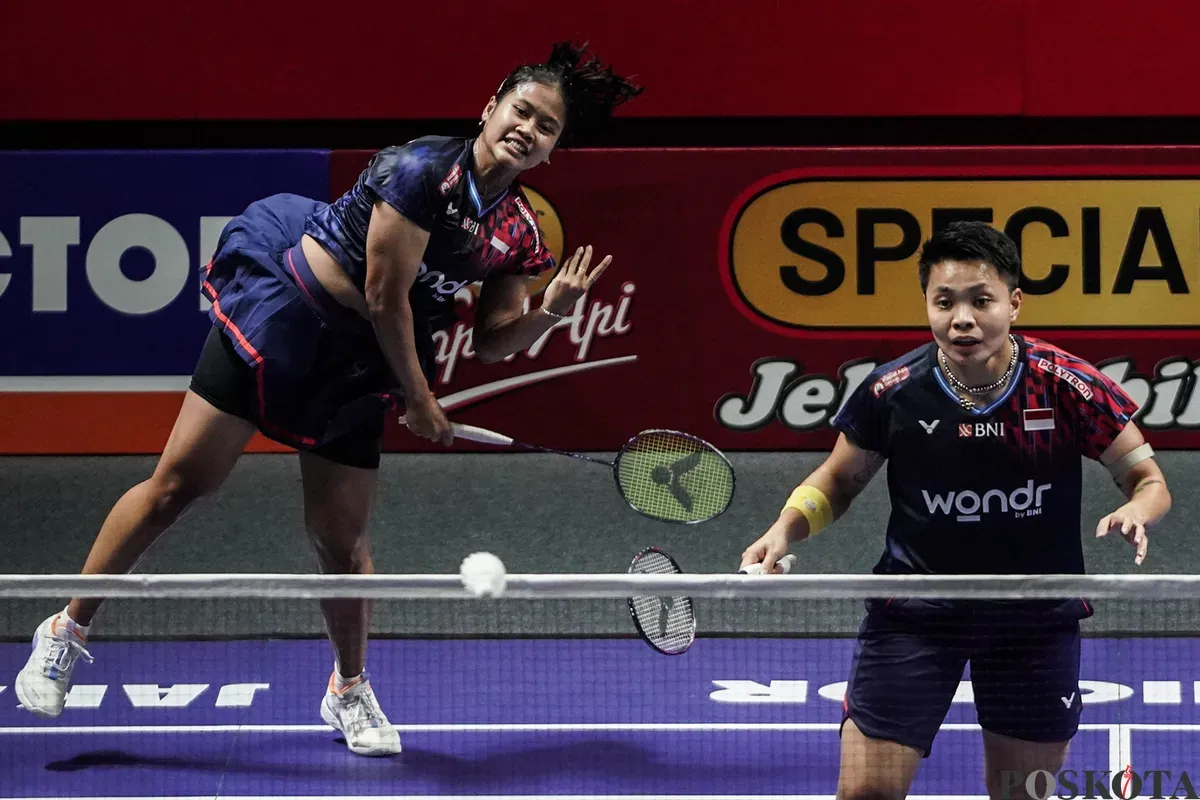 Pebulu tangkis ganda putri Indonesia Apriyani Rahayu dan Febi Setianingrum mengembalikan kok ke arah lawannya ganda putri Korea Selatan Baek Ha Na dan Lee So Hee pada babak 16 besar Indonesia Open 2025 di Istora Senayan, Gelora Bung Karno, Jakarta, Kamis, 5 Juni 2025. (Sumber: Poskota/Bilal Nugraha Ginanjar)