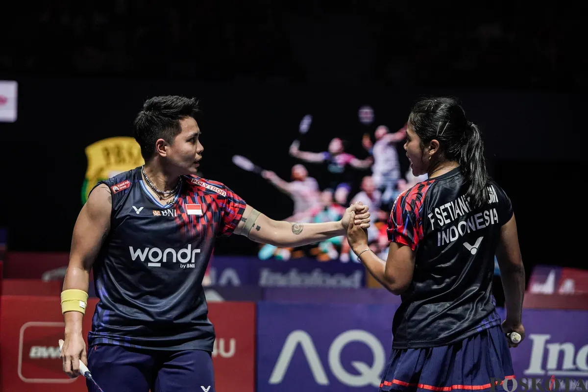 Pebulu tangkis ganda putri Indonesia Apriyani Rahayu dan Febi Setianingrum mengembalikan kok ke arah lawannya ganda putri Korea Selatan Baek Ha Na dan Lee So Hee pada babak 16 besar Indonesia Open 2025 di Istora Senayan, Gelora Bung Karno, Jakarta, Kamis, 5 Juni 2025. (Sumber: Poskota/Bilal Nugraha Ginanjar)