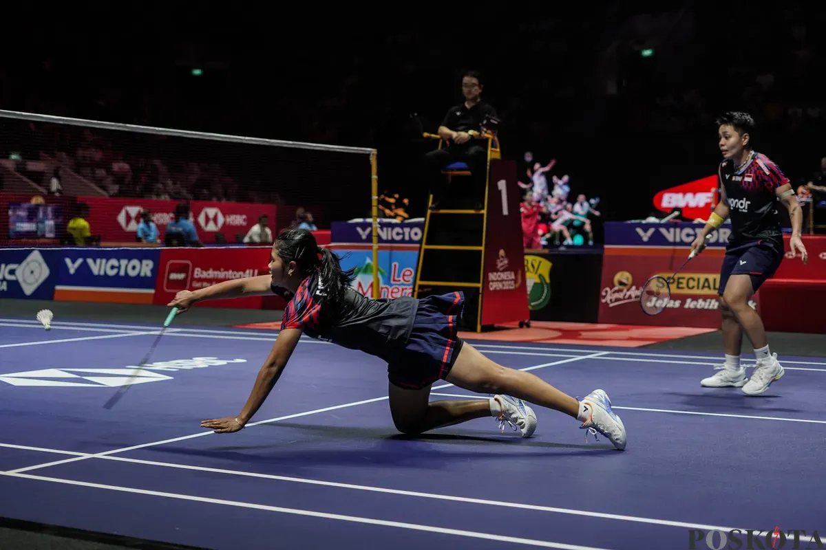 Pebulu tangkis ganda putri Indonesia Apriyani Rahayu dan Febi Setianingrum mengembalikan kok ke arah lawannya ganda putri Korea Selatan Baek Ha Na dan Lee So Hee pada babak 16 besar Indonesia Open 2025 di Istora Senayan, Gelora Bung Karno, Jakarta, Kamis, 5 Juni 2025. (Sumber: Poskota/Bilal Nugraha Ginanjar)