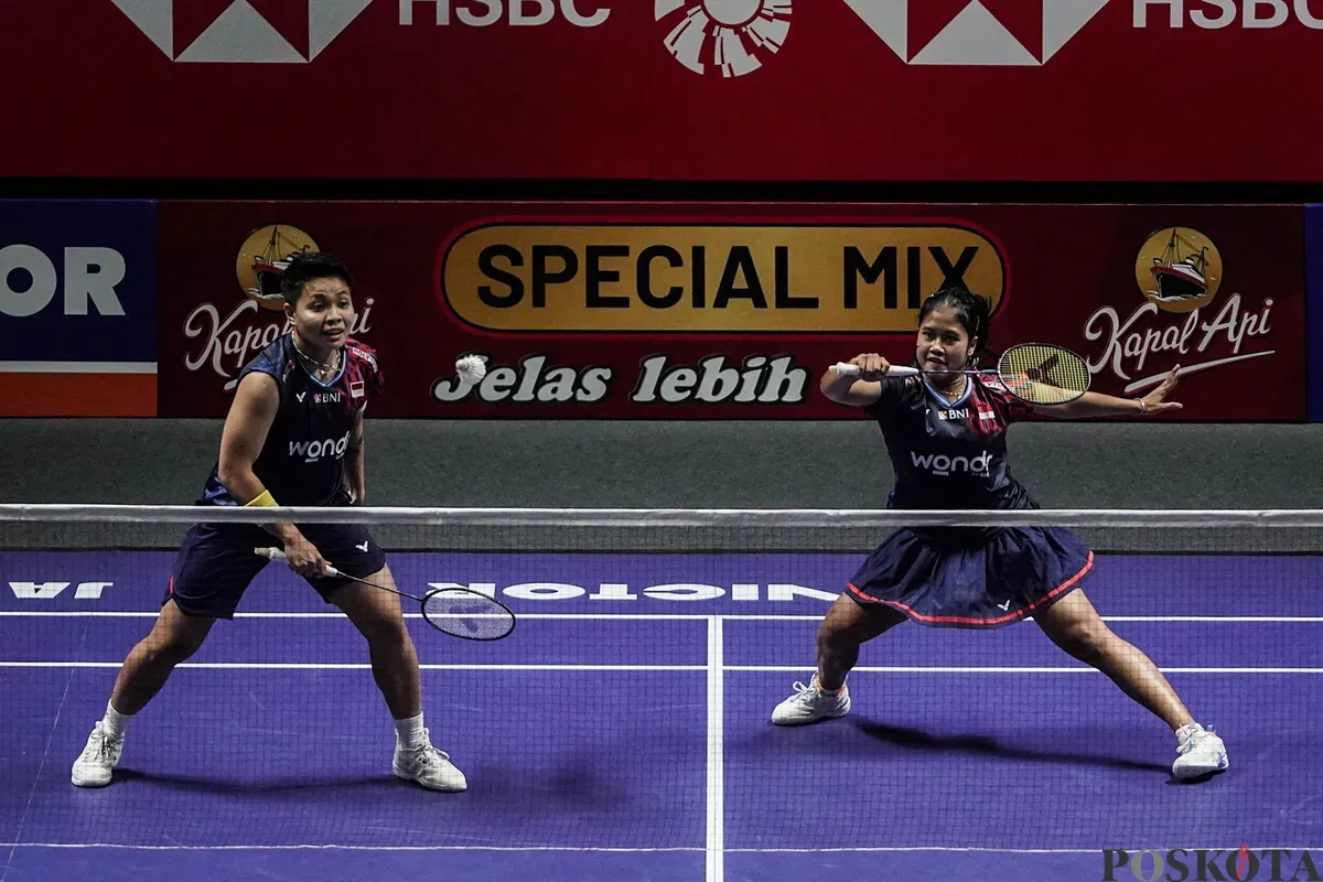 Pebulu tangkis ganda putri Indonesia Apriyani Rahayu dan Febi Setianingrum mengembalikan kok ke arah lawannya ganda putri Korea Selatan Baek Ha Na dan Lee So Hee pada babak 16 besar Indonesia Open 2025 di Istora Senayan, Gelora Bung Karno, Jakarta, Kamis, 5 Juni 2025. (Sumber: Poskota/Bilal Nugraha Ginanjar)