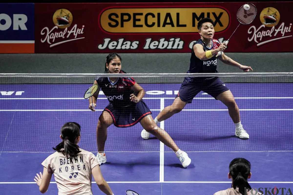 Pebulu tangkis ganda putri Indonesia Apriyani Rahayu dan Febi Setianingrum mengembalikan kok ke arah lawannya ganda putri Korea Selatan Baek Ha Na dan Lee So Hee pada babak 16 besar Indonesia Open 2025 di Istora Senayan, Gelora Bung Karno, Jakarta, Kamis, 5 Juni 2025. (Sumber: Poskota/Bilal Nugraha Ginanjar)
