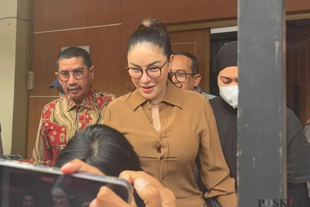 Momen pelimpahan tersangka Nikita Mirzani ke Kejaksaan Negeri Jakarta Selatan, Kamis, 5 Juni 2025. (Sumber: Poskota/Ali Mansur)