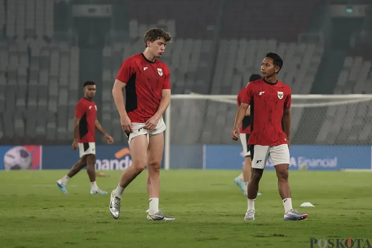 Sejumlah pesepak bola Timnas Inedonesia mengikuti sesi latihan resmi di Stadion Utama Gelora Bung Karno, Jakarta, Rabu, 4 Juni 2025. (Sumber: Poskota/Bilal Nugraha Ginanjar)