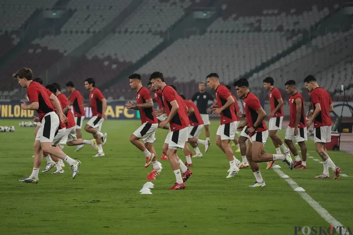 Sejumlah pesepak bola Timnas Inedonesia mengikuti sesi latihan resmi di Stadion Utama Gelora Bung Karno, Jakarta, Rabu, 4 Juni 2025. (Sumber: Poskota/Bilal Nugraha Ginanjar)