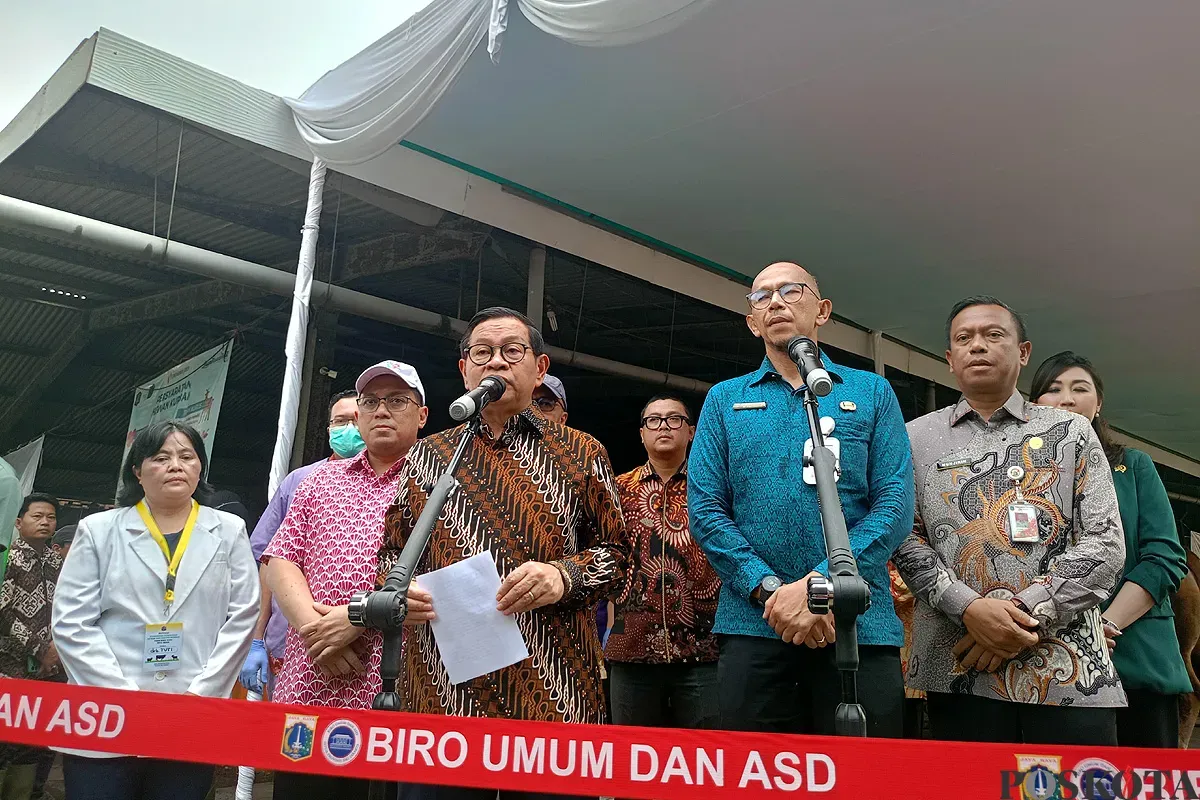 Gubernur Jakarta, Pramono Anung, saat menyampaikan keterangan pers terkait pemotongan hewan kurban di Perumda Dharma Jaya, Penggilingan, Jakarta Timur, Kamis 5 Juni 2025. (Sumber: POSKOTA | Foto: M Tegar Jihad)