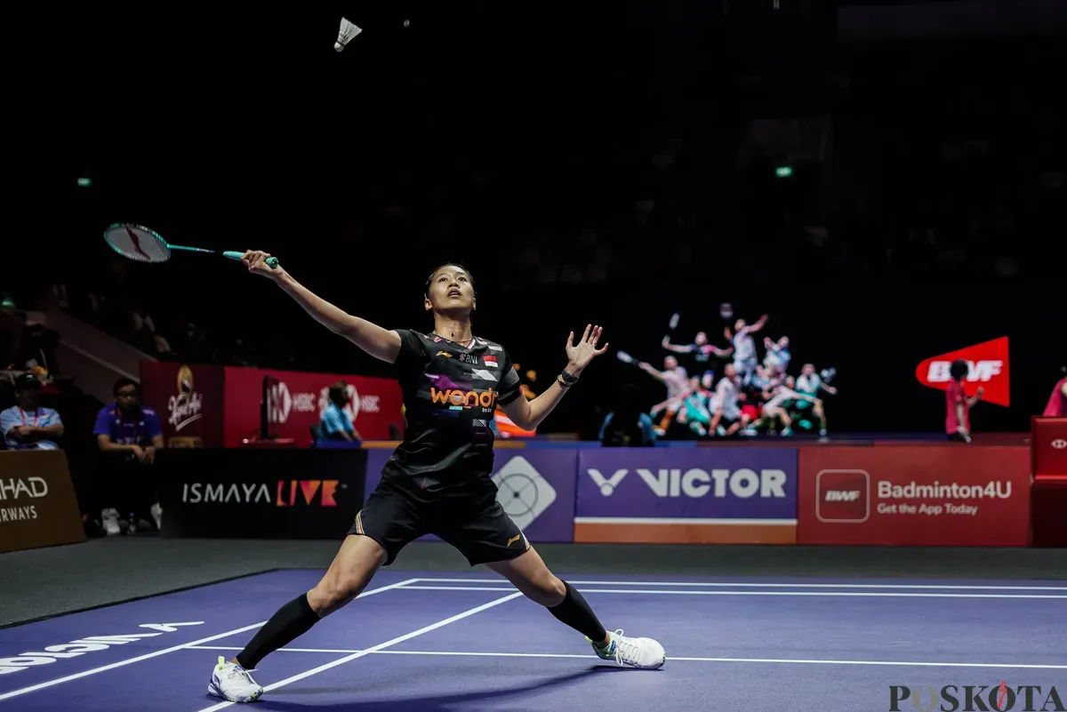 Pebulu tangkis tunggal putri Indonesia Putri Kusuma Wardani mengembalikan kok ke arah lawannya tunggal putri Thailand Supanida Katethong pada babak 16 besar Indonesia Open 2025 di Istora Senayan, Gelora Bung Karno, Jakarta, Kamis, 5 Juni 2025. (Sumber: Poskota/Bilal Nugraha Ginanjar)