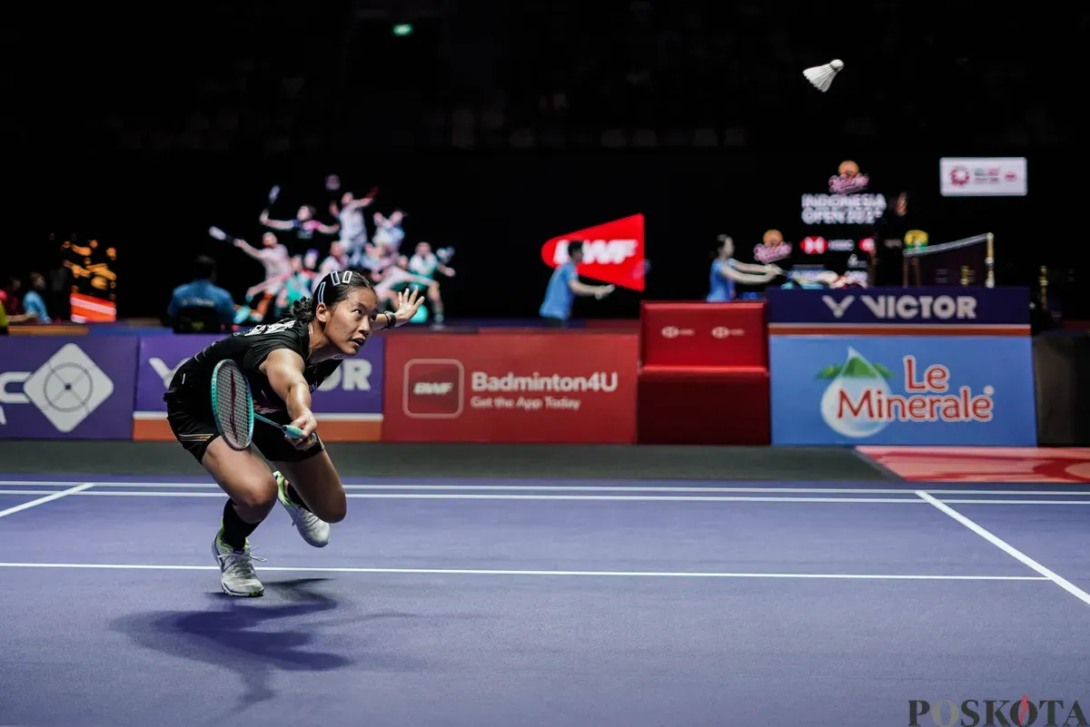 Pebulu tangkis tunggal putri Indonesia Putri Kusuma Wardani mengembalikan kok ke arah lawannya tunggal putri Thailand Supanida Katethong pada babak 16 besar Indonesia Open 2025 di Istora Senayan, Gelora Bung Karno, Jakarta, Kamis, 5 Juni 2025. (Sumber: Poskota/Bilal Nugraha Ginanjar)