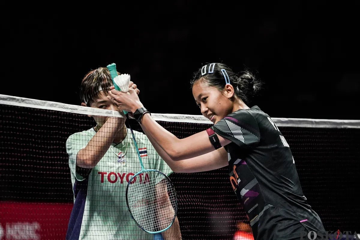Pebulu tangkis tunggal putri Indonesia Putri Kusuma Wardani mengembalikan kok ke arah lawannya tunggal putri Thailand Supanida Katethong pada babak 16 besar Indonesia Open 2025 di Istora Senayan, Gelora Bung Karno, Jakarta, Kamis, 5 Juni 2025. (Sumber: Poskota/Bilal Nugraha Ginanjar)