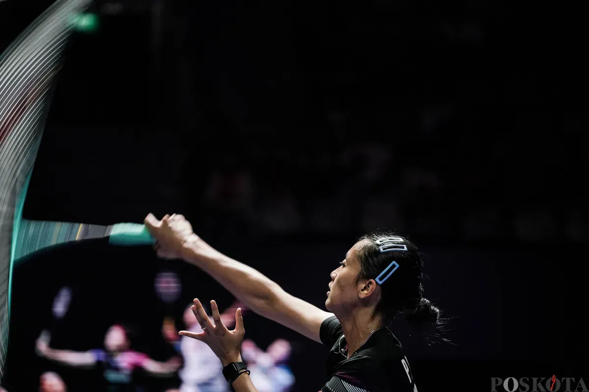 Pebulu tangkis tunggal putri Indonesia Putri Kusuma Wardani mengembalikan kok ke arah lawannya tunggal putri Thailand Supanida Katethong pada babak 16 besar Indonesia Open 2025 di Istora Senayan, Gelora Bung Karno, Jakarta, Kamis, 5 Juni 2025. (Sumber: Poskota/Bilal Nugraha Ginanjar)
