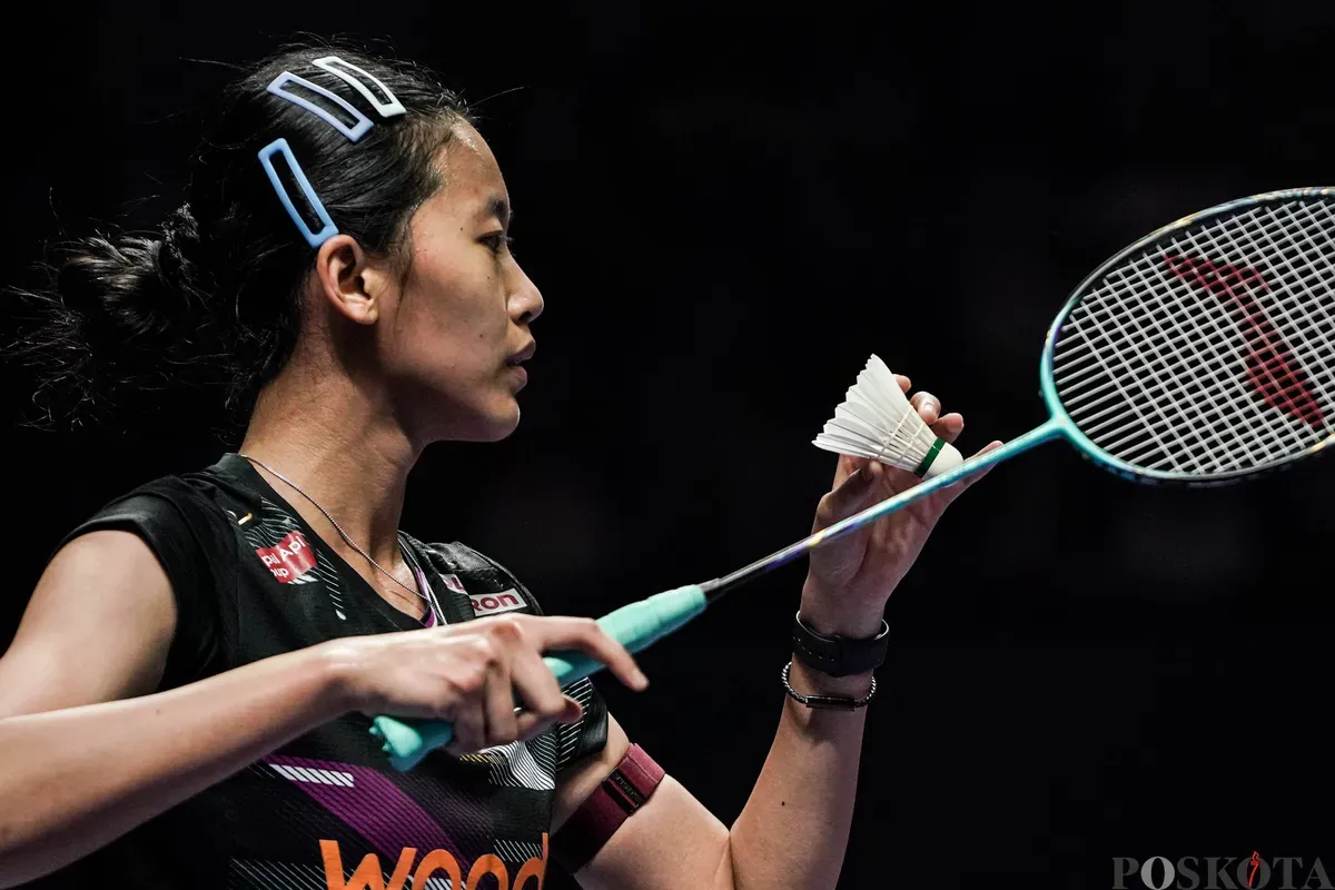 Pebulu tangkis tunggal putri Indonesia Putri Kusuma Wardani mengembalikan kok ke arah lawannya tunggal putri Thailand Supanida Katethong pada babak 16 besar Indonesia Open 2025 di Istora Senayan, Gelora Bung Karno, Jakarta, Kamis, 5 Juni 2025. (Sumber: Poskota/Bilal Nugraha Ginanjar)