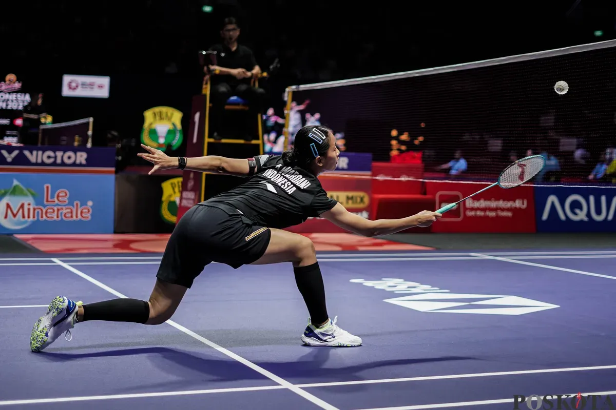 Pebulu tangkis tunggal putri Indonesia Putri Kusuma Wardani mengembalikan kok ke arah lawannya tunggal putri Thailand Supanida Katethong pada babak 16 besar Indonesia Open 2025 di Istora Senayan, Gelora Bung Karno, Jakarta, Kamis, 5 Juni 2025. (Sumber: Poskota/Bilal Nugraha Ginanjar)