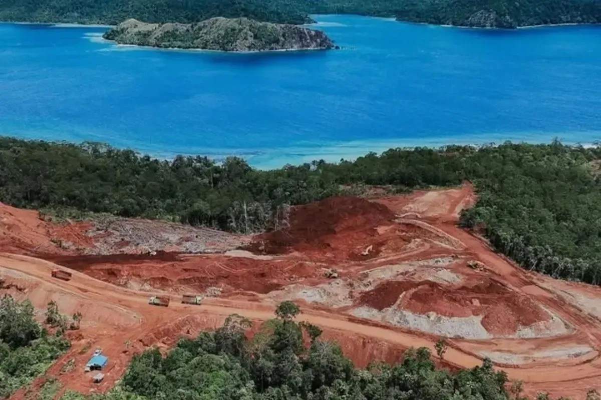 WALHI mendesak penghentian ekspansi industri tambang nikel yang dinilai merusak ekosistem pesisir, memperparah ketimpangan pembangunan, dan mengancam keberlanjutan pulau-pulau kecil. (Sumber: Instagram/@greenpeaceid)