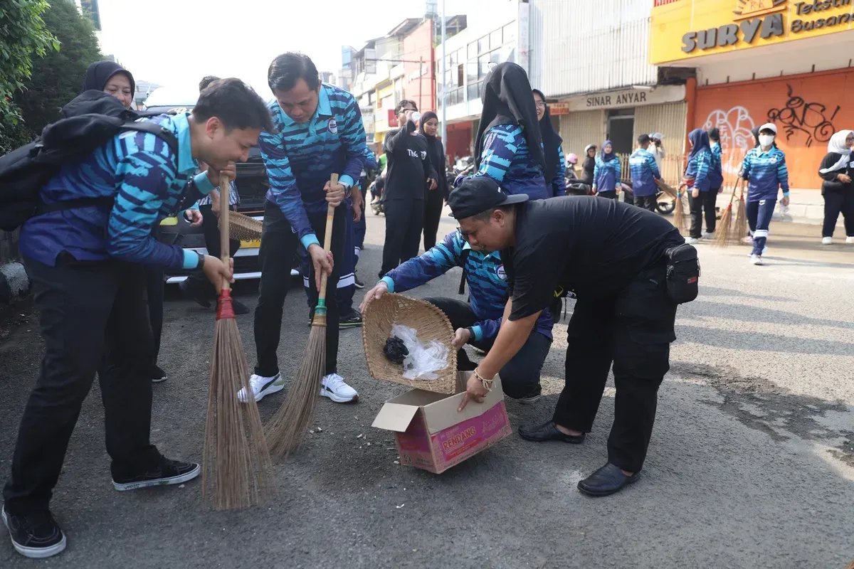 Sejumlah warga mengikuti aksi bersih-bersih di beberapa titik di Kota Tangerang, Kamis, 5 Juni 2025. (Sumber: Dok. Humas Pemkot Tangerang)
