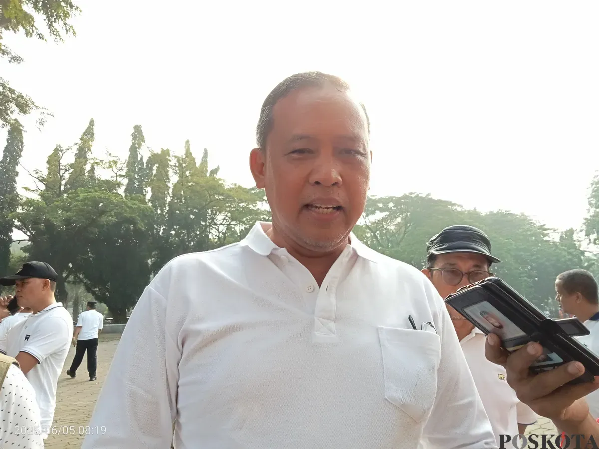 Wali Kota Bekasi, Tri Adhianto, saat dimintai tanggapan terkait aturan jam masuk sekolah. Ia menyatakan bahwa kebijakan tersebut baru akan diberlakukan di tahun ajaran baru. (Sumber: Poskota/Nurpini Aulia Rapika)