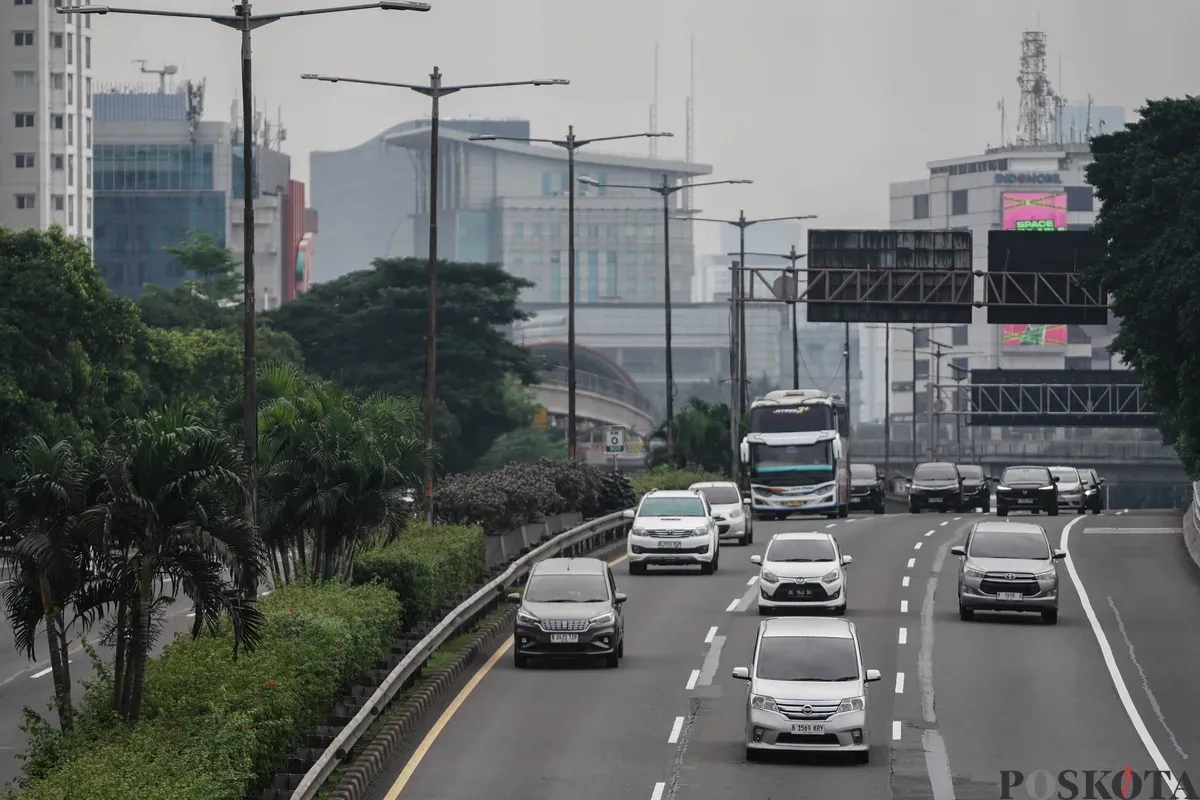 Sejumlah kendaraan melintas ke arah luar kota dari Jalan Tol Tebet - Cawang, Jakarta, Jum'at, 6 Juni 2025. (Sumber: Poskota/Bilal Nugraha Ginanjar)