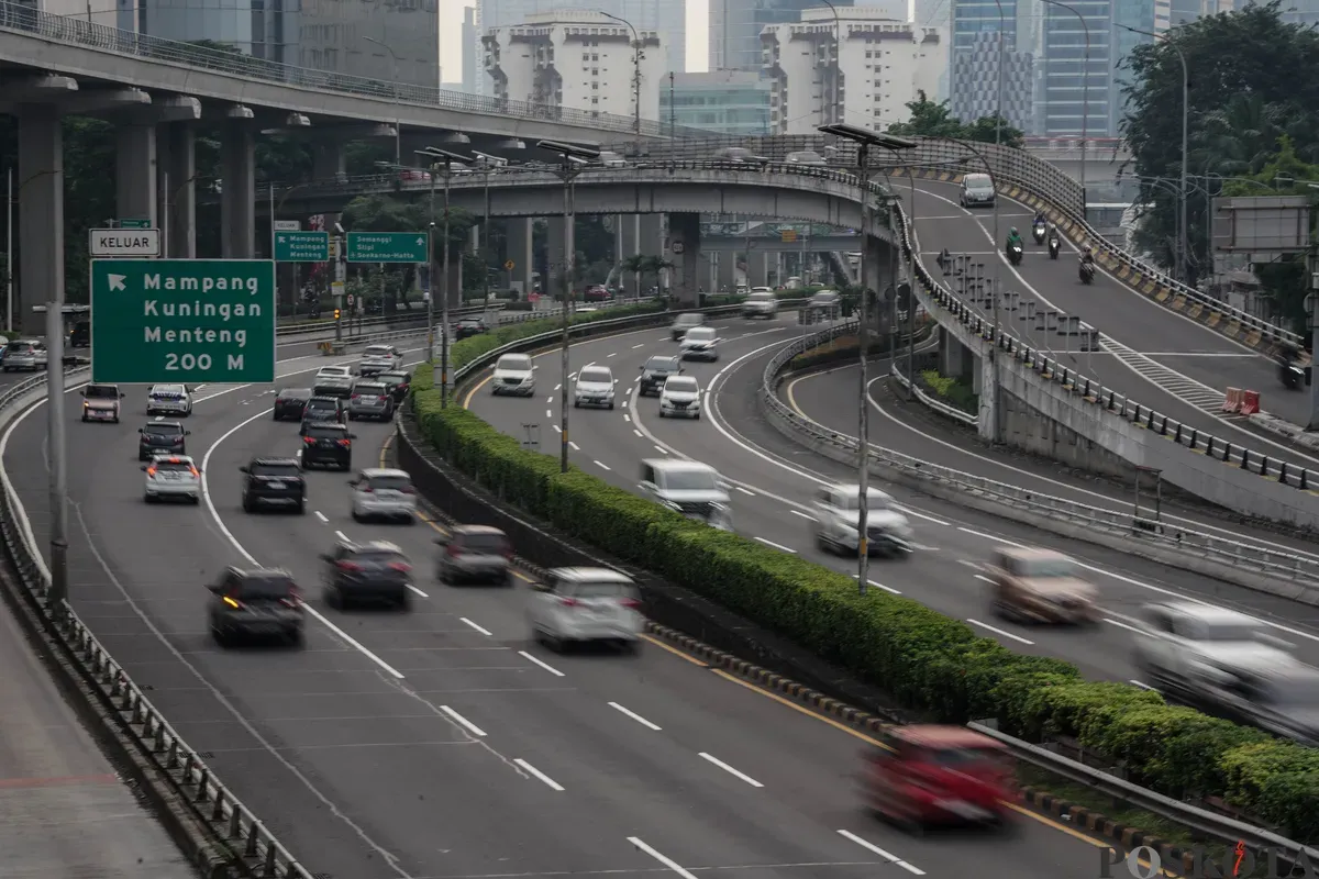 Sejumlah kendaraan melintas ke arah luar kota dari Jalan Tol Tebet - Cawang, Jakarta, Jum'at, 6 Juni 2025. (Sumber: Poskota/Bilal Nugraha Ginanjar)