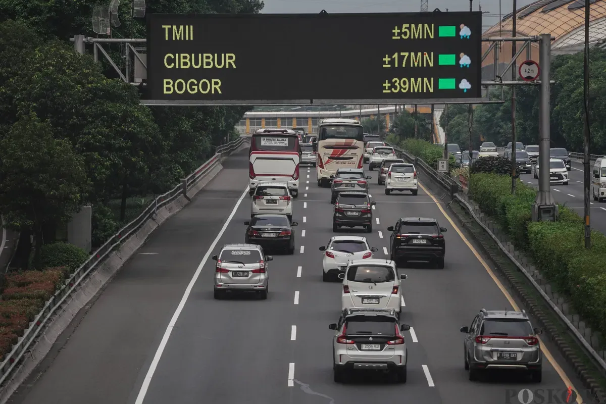 Sejumlah kendaraan melintas ke arah luar kota dari Jalan Tol Tebet - Cawang, Jakarta, Jum'at, 6 Juni 2025. (Sumber: Poskota/Bilal Nugraha Ginanjar)