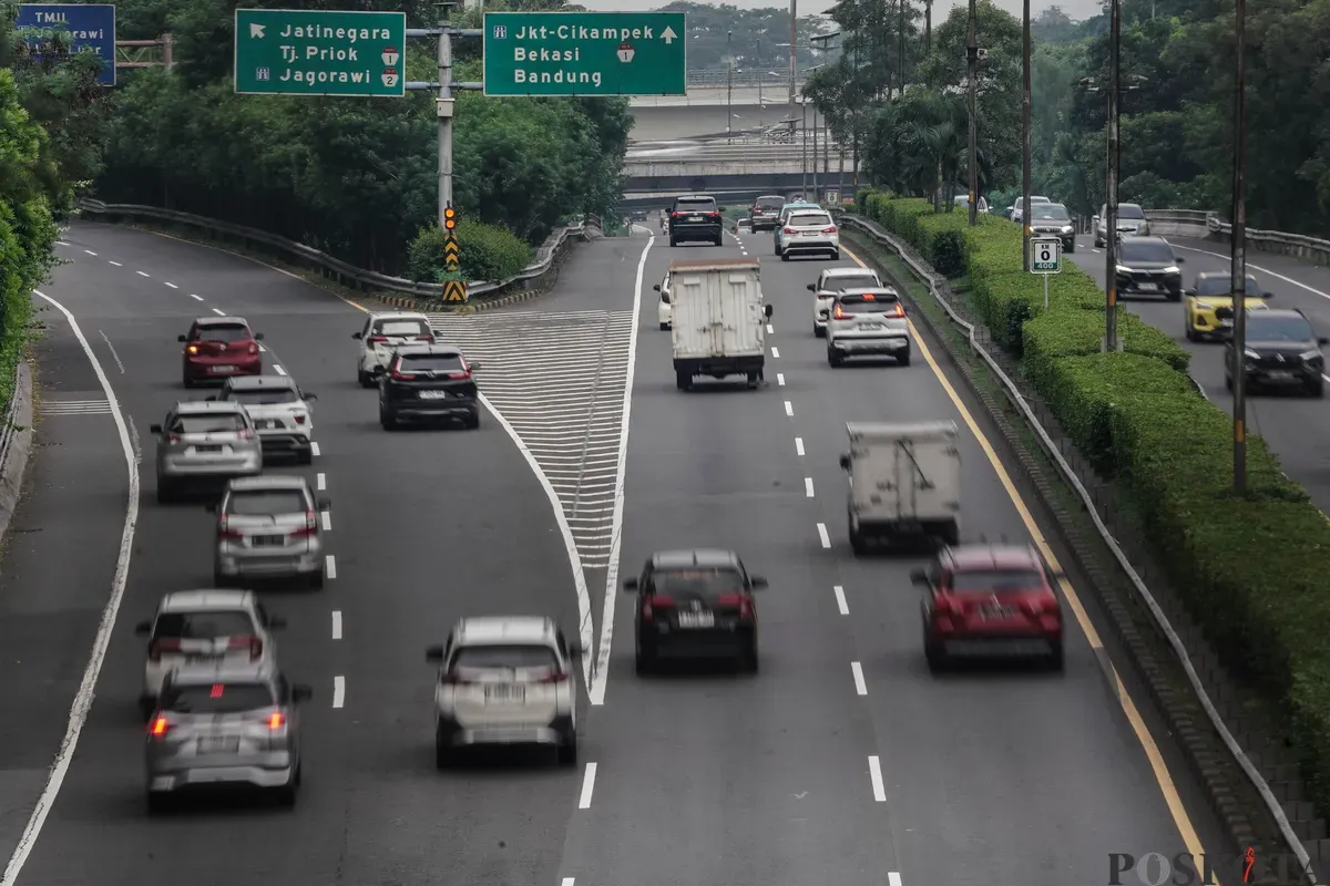 Sejumlah kendaraan melintas ke arah luar kota dari Jalan Tol Tebet - Cawang, Jakarta, Jum'at, 6 Juni 2025. (Sumber: Poskota/Bilal Nugraha Ginanjar)