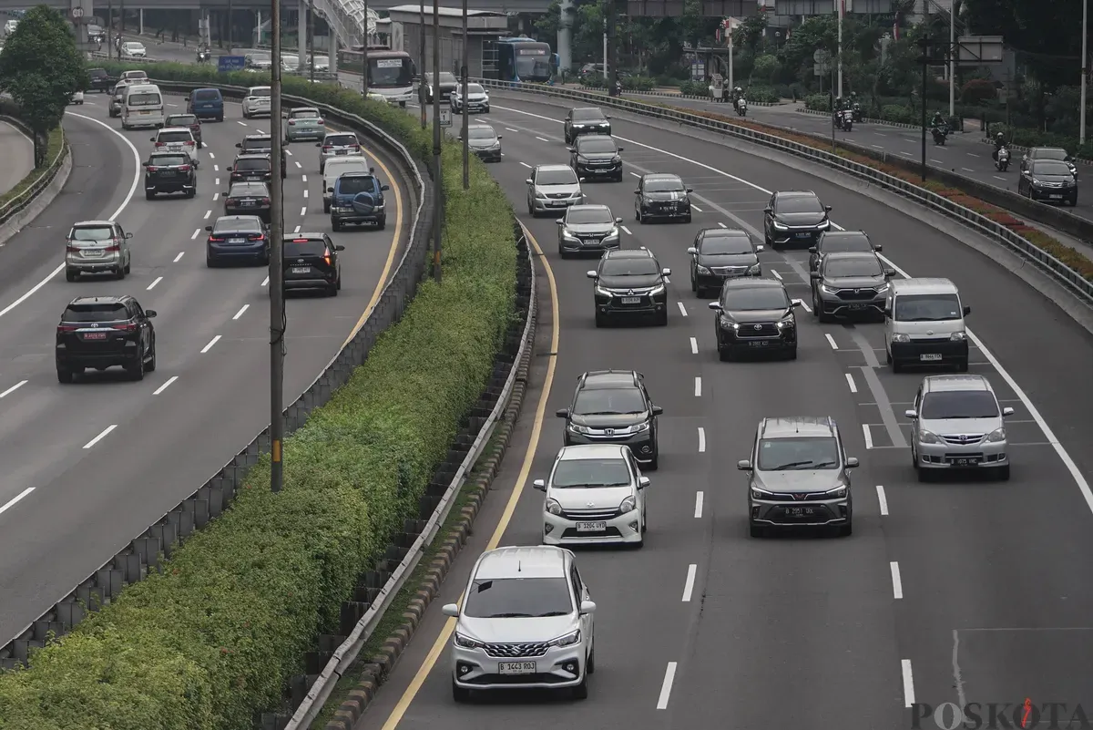 Sejumlah kendaraan melintas ke arah luar kota dari Jalan Tol Tebet - Cawang, Jakarta, Jum'at, 6 Juni 2025. (Sumber: Poskota/Bilal Nugraha Ginanjar)