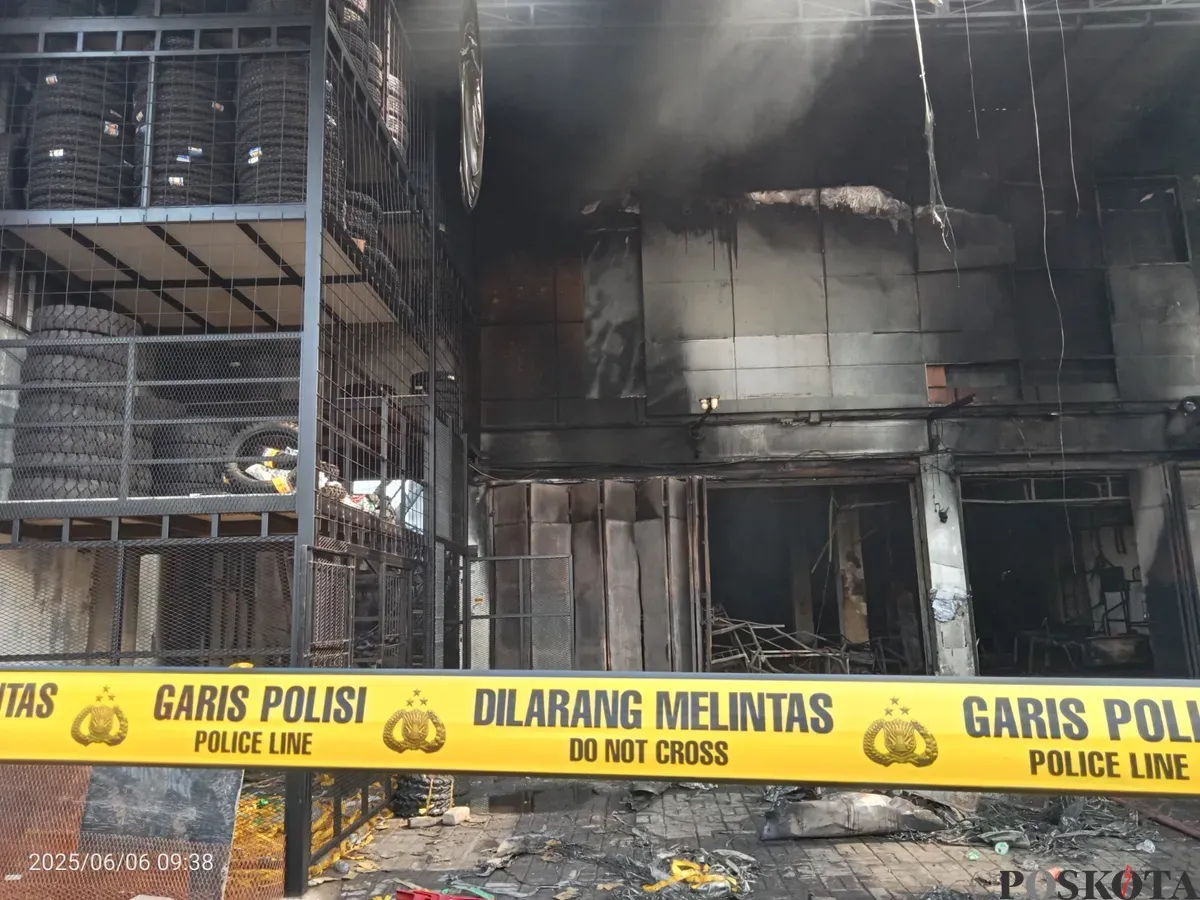 Garis polisi melintang di gudang ban Jalan Raya Jatimakmur, Pondok Gede, Kota Bekasi, yang ludes terbakar pada malam takbiran Idul Adha, Kamis 5 Juni 2025. (Sumber: Poskota/Nurpini Aulia Rapika)
