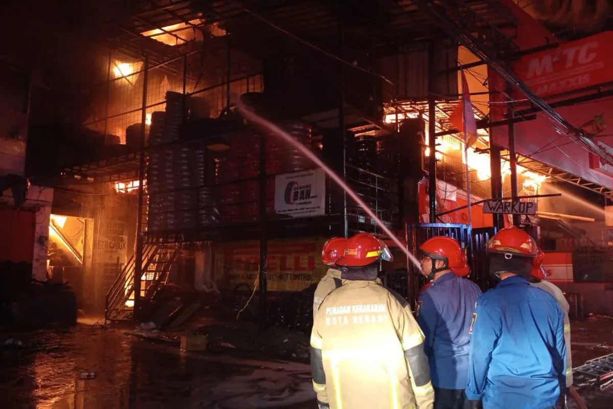 Gudang ban di Jalan Raya Jatimakmur No.111, RT 002/RW 05, Pondok Gede, Kota Bekasi, ludes terbakar, Kamis, 5 Juni 2025. (Sumber: Dok. Damkar)