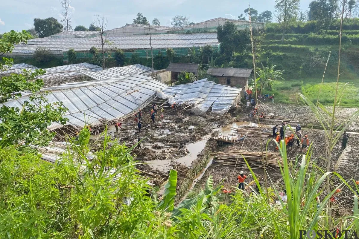 Kondisi bangunan yang roboh usai diterjang banjir bandang di Wilayah Kecamatan Lembang, Kabupaten Bandung Barat, beberapa waktu lalu. (Sumber: Poskota/Gatot Poedji Utomo)