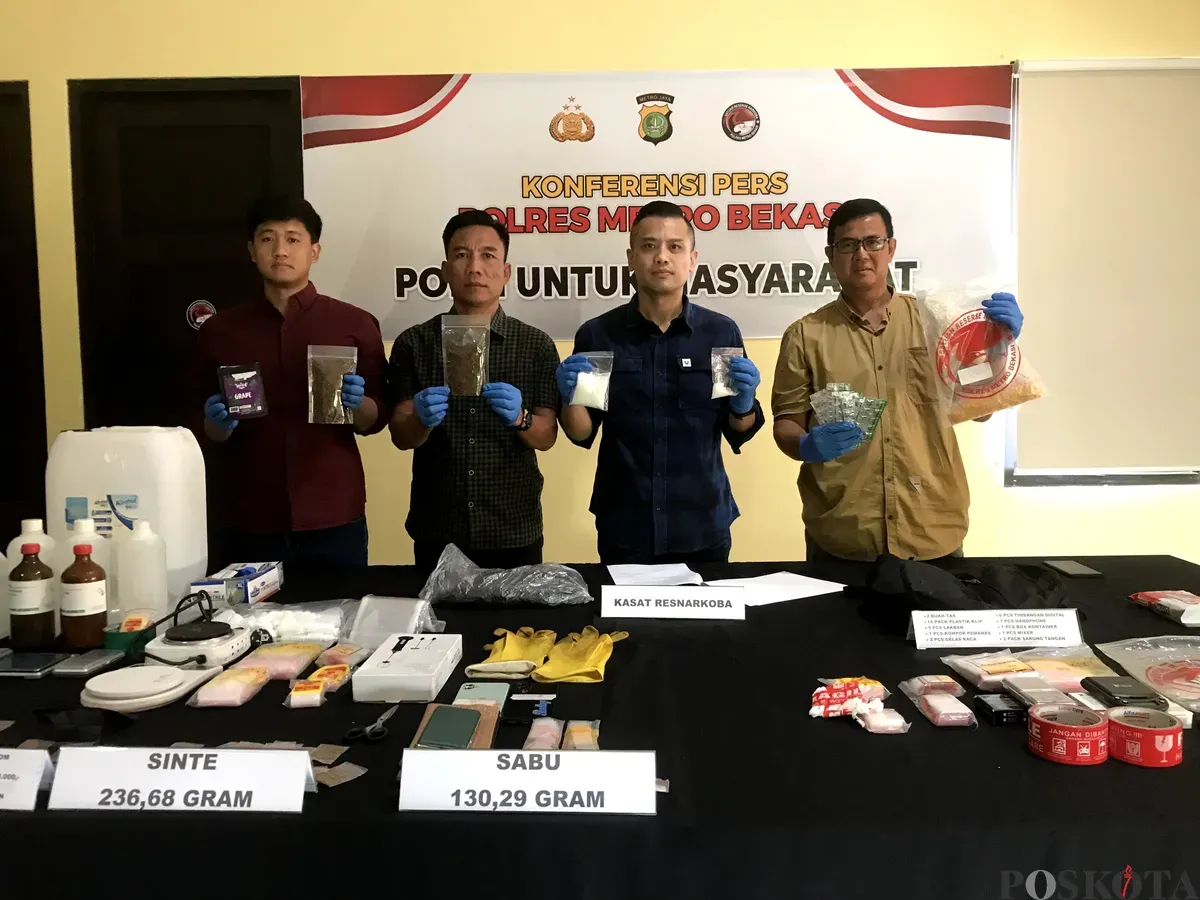 Polres Metro Bekasi berhasil mengamankan enam tersangka pengedar jaringan narkoba lintas wilayah. Selain narkotika, polisi berhasil amankan uang hasil transaksi hingga perlengkapan produksi. (Sumber: Poskota/Nurpini Aulia Rapika)