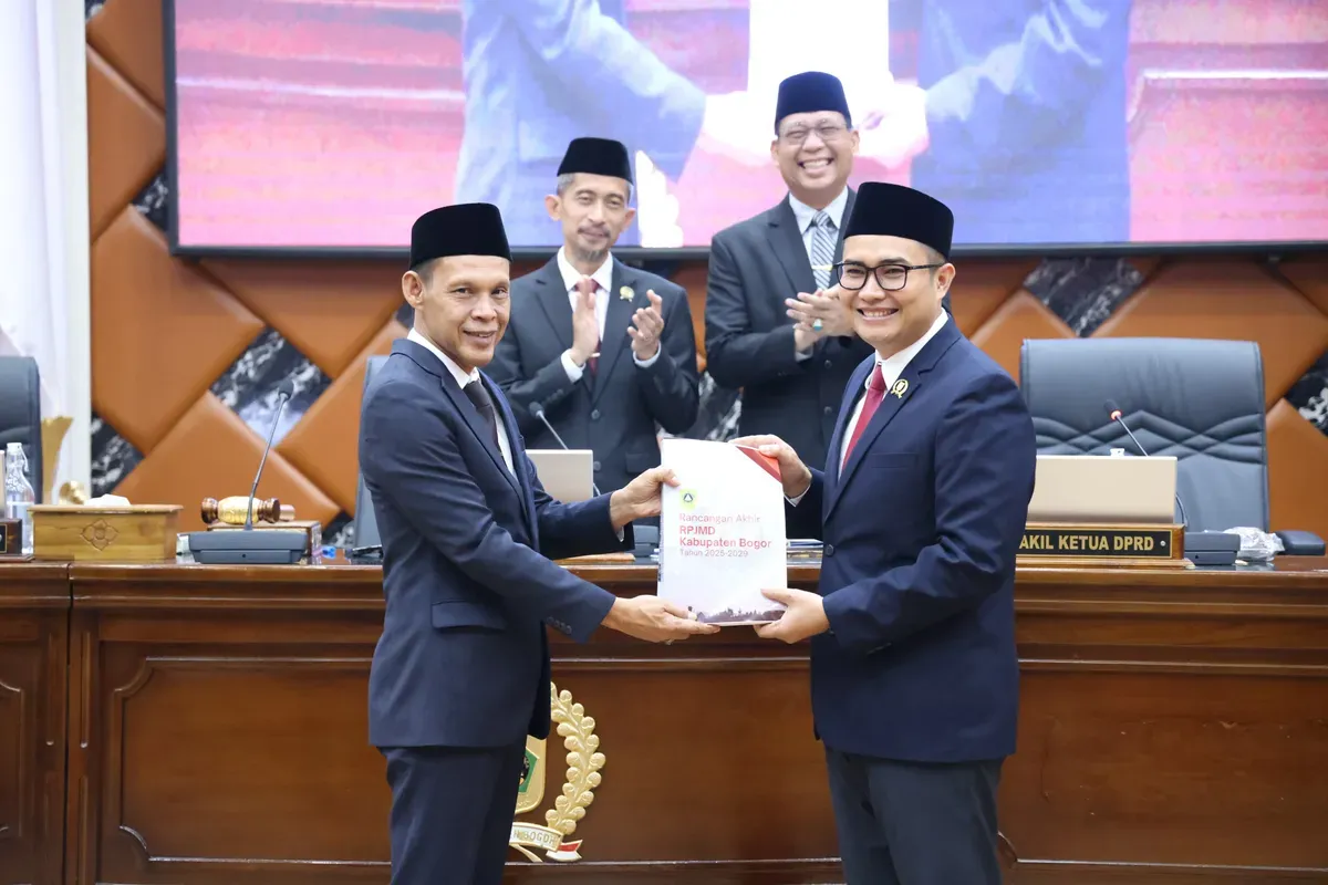 Ketua DPRD Kabupaten Bogor, Sastra Winara bersama Wakil Bupati, Ade Ruhandi dalam Rapat Paripurna di Ruang Rapat Soekarno-Hatta, Gedung DPRD Kabupaten Bogor, Kamis, 5 Juni 2025. (Sumber: Dok. Pemkab Bogor)