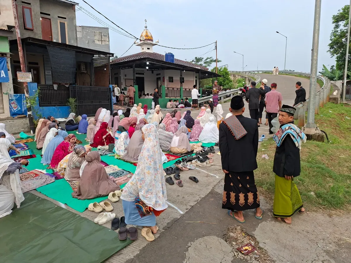 Antusias jemaah Musalah Al - A'Raaf dalam pelaksanaan Solat Idul Adha 1446 Hijriah sampai meluber ke jalan sampai menutup jembatan Fly Over Tol Pamulang - Serpong, Jumat, 6 Juni 2025, pagi. (Sumber: Poskota/Angga Pahlevi)