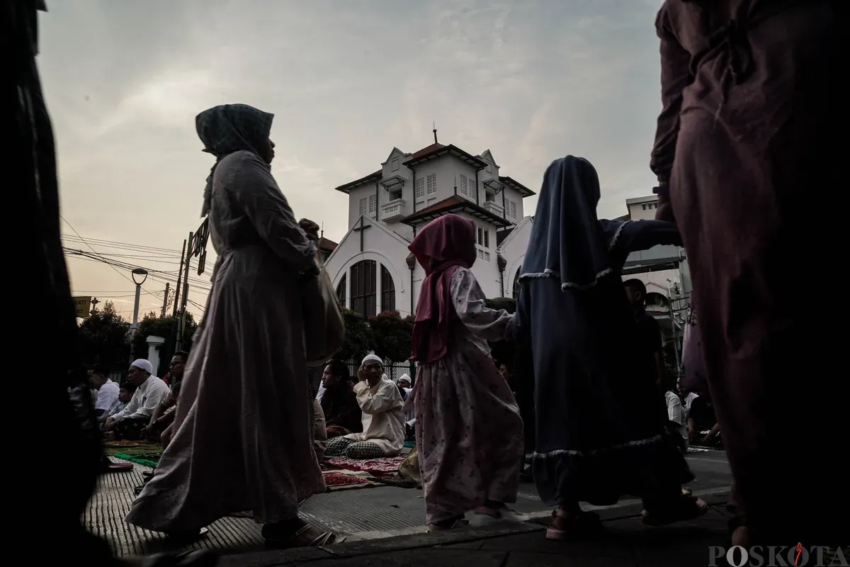 Sejumlah umat Muslim melaksanakan salat Idul Adha 1446 Hijriah di kawasan depan Gereja Koinonia, Jatinegara, Jakarta Timur, Jumat, 6 Juni 2025. (Sumber: Poskota/Bilal Nugraha Ginanjar)