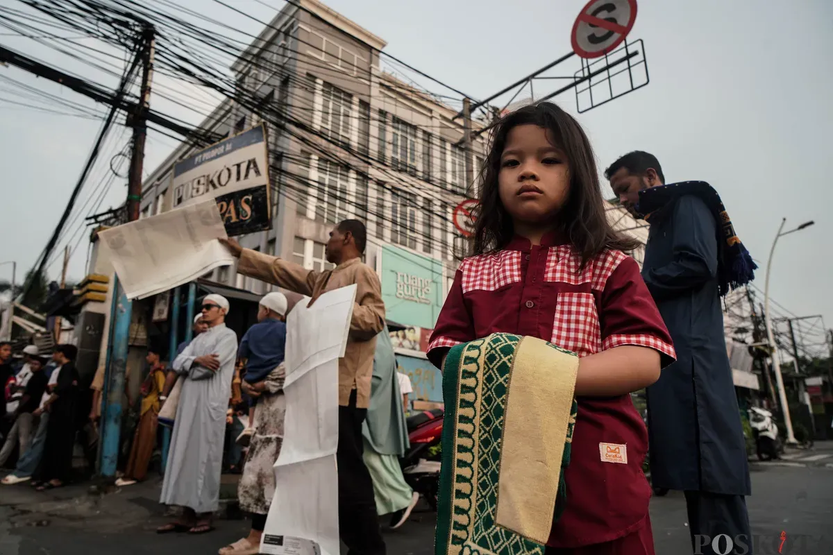 Sejumlah umat Muslim melaksanakan salat Idul Adha 1446 Hijriah di kawasan depan Gereja Koinonia, Jatinegara, Jakarta Timur, Jumat, 6 Juni 2025. (Sumber: Poskota/Bilal Nugraha Ginanjar)