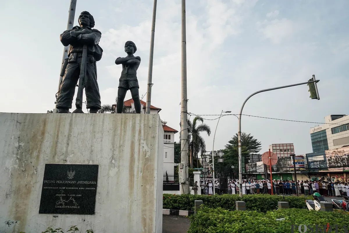 Sejumlah umat Muslim melaksanakan salat Idul Adha 1446 Hijriah di kawasan depan Gereja Koinonia, Jatinegara, Jakarta Timur, Jumat, 6 Juni 2025. (Sumber: Poskota/Bilal Nugraha Ginanjar)