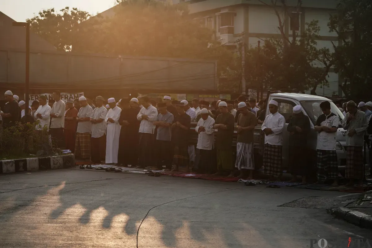 Sejumlah umat Muslim melaksanakan salat Idul Adha 1446 Hijriah di kawasan depan Gereja Koinonia, Jatinegara, Jakarta Timur, Jumat, 6 Juni 2025. (Sumber: Poskota/Bilal Nugraha Ginanjar)