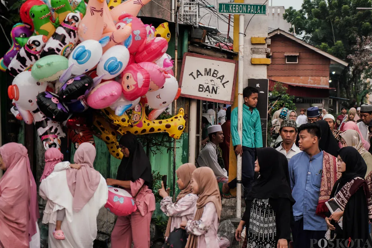 Sejumlah umat Muslim melaksanakan salat Idul Adha 1446 Hijriah di kawasan depan Gereja Koinonia, Jatinegara, Jakarta Timur, Jumat, 6 Juni 2025. (Sumber: Poskota/Bilal Nugraha Ginanjar)