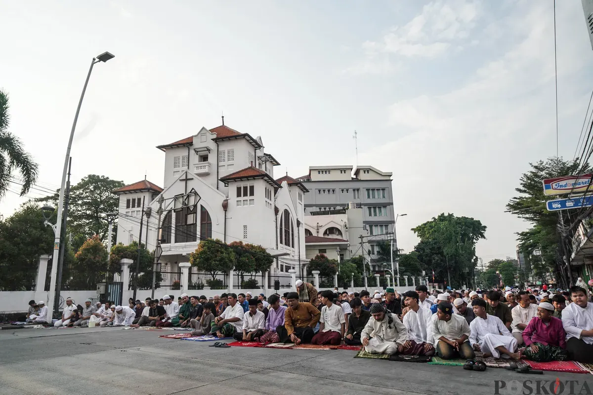 Sejumlah umat Muslim melaksanakan salat Idul Adha 1446 Hijriah di kawasan depan Gereja Koinonia, Jatinegara, Jakarta Timur, Jumat, 6 Juni 2025. (Sumber: Poskota/Bilal Nugraha Ginanjar)