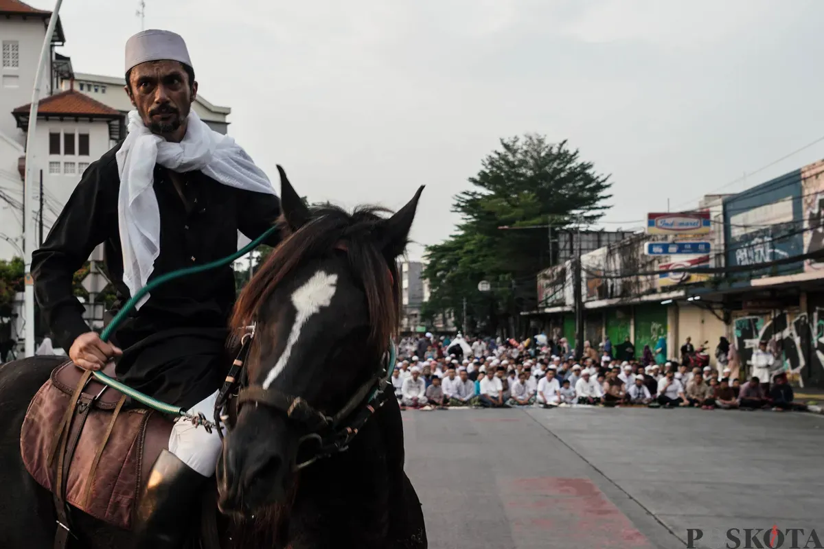 Sejumlah umat Muslim melaksanakan salat Idul Adha 1446 Hijriah di kawasan depan Gereja Koinonia, Jatinegara, Jakarta Timur, Jumat, 6 Juni 2025. (Sumber: Poskota/Bilal Nugraha Ginanjar)