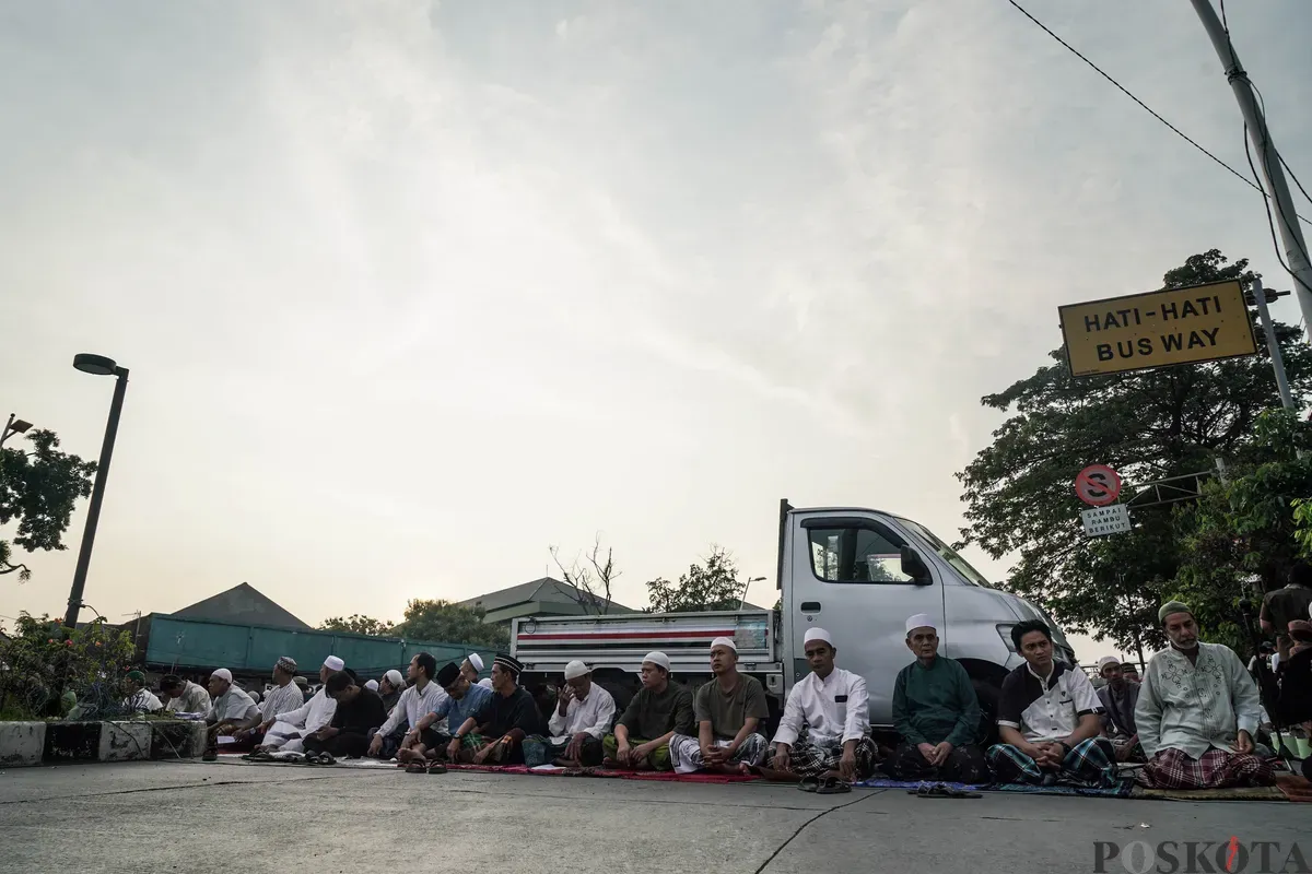 Sejumlah umat Muslim melaksanakan salat Idul Adha 1446 Hijriah di kawasan depan Gereja Koinonia, Jatinegara, Jakarta Timur, Jumat, 6 Juni 2025. (Sumber: Poskota/Bilal Nugraha Ginanjar)