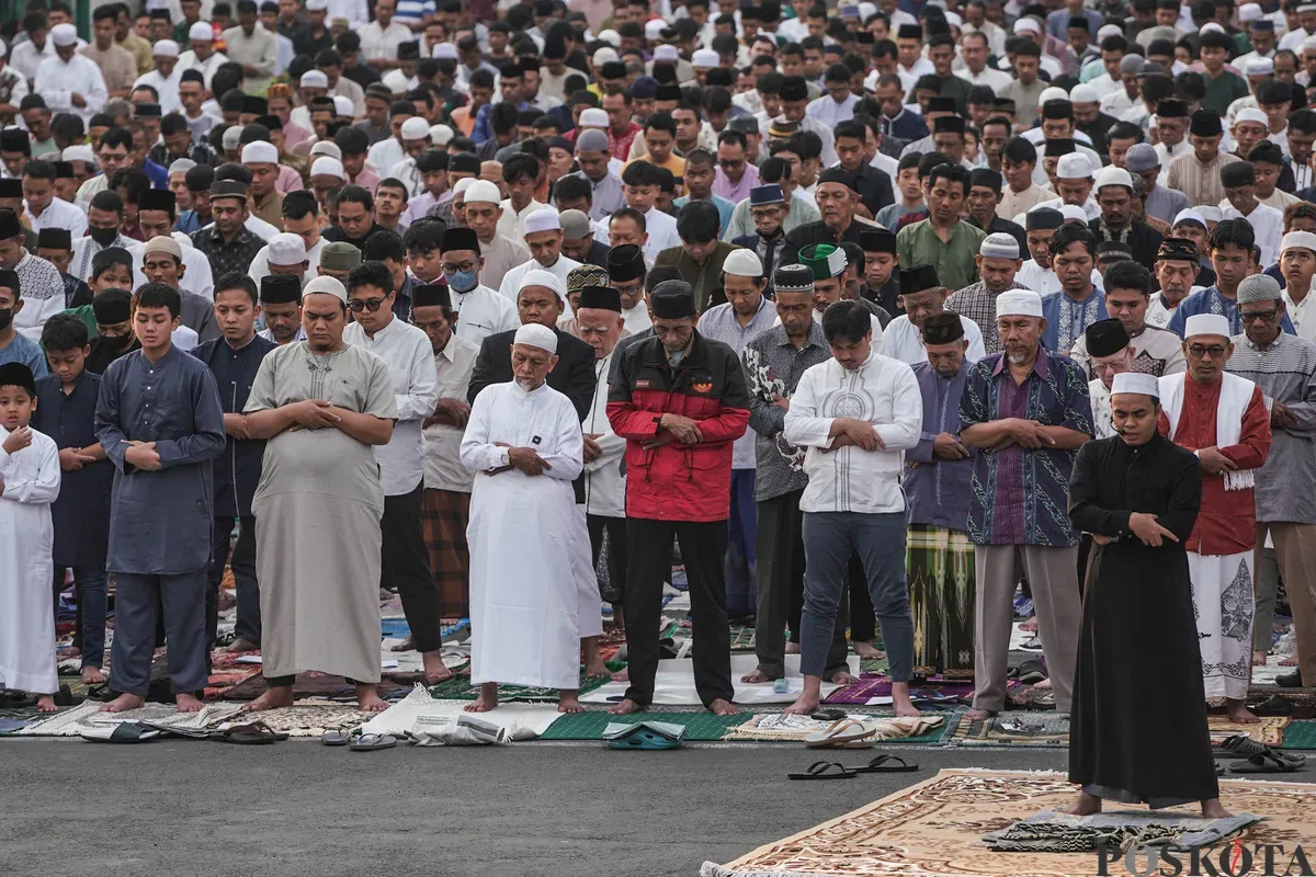 Sejumlah umat Muslim melaksanakan salat Idul Adha 1446 Hijriah di kawasan depan Gereja Koinonia, Jatinegara, Jakarta Timur, Jumat, 6 Juni 2025. (Sumber: Poskota/Bilal Nugraha Ginanjar)