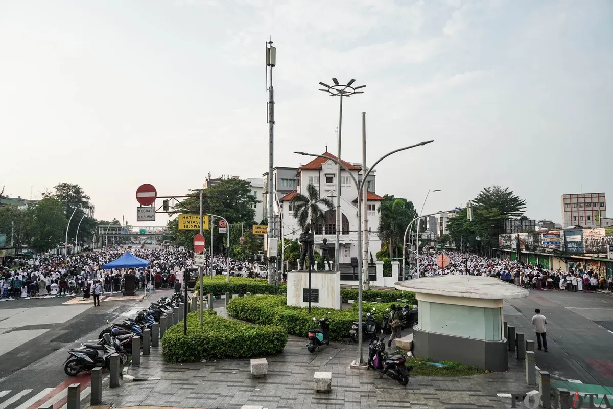 Sejumlah umat Muslim melaksanakan salat Idul Adha 1446 Hijriah di kawasan depan Gereja Koinonia, Jatinegara, Jakarta Timur, Jumat, 6 Juni 2025. (Sumber: Poskota/Bilal Nugraha Ginanjar)