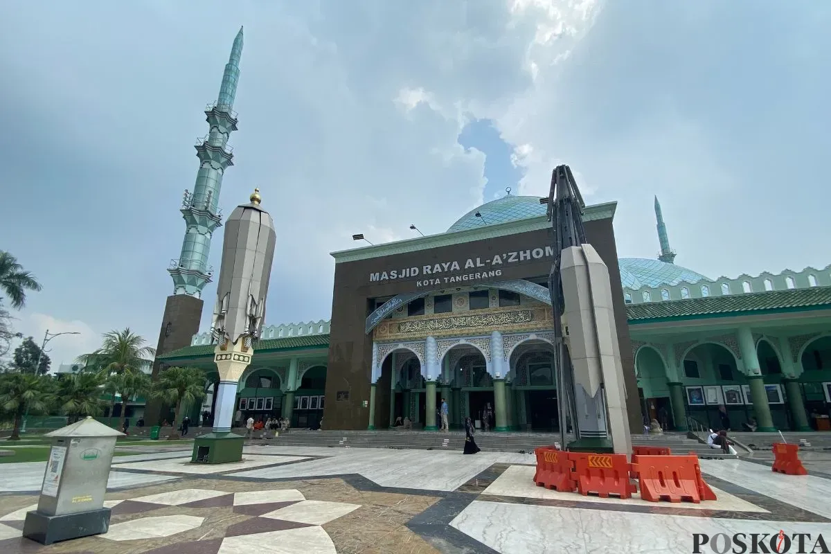 Suasana Masjid Raya Al-A’Zhom, Kota Tangerang pada masa libur Hari Raya Iduladha, Jumat, 6 Juni 2025. (Sumber: Poskota/Primayanti Juli Kumala)