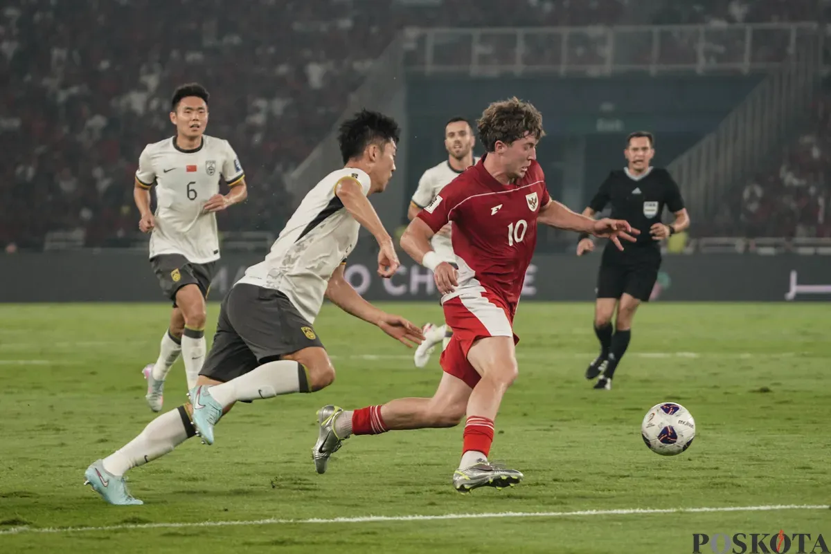 Penyerang Timnas Indonesia Ole Romeny berebut bola dengan pemain Timnas China pada pertandingan Kualifikasi Piala Dunia 2026 putaran ketiga Grup C di Stadion Utama Gelora Bung Karno, Jakarta, Kamis (5/6/2025). (Sumber: Poskota/Bilal Nugraha Ginanjar)