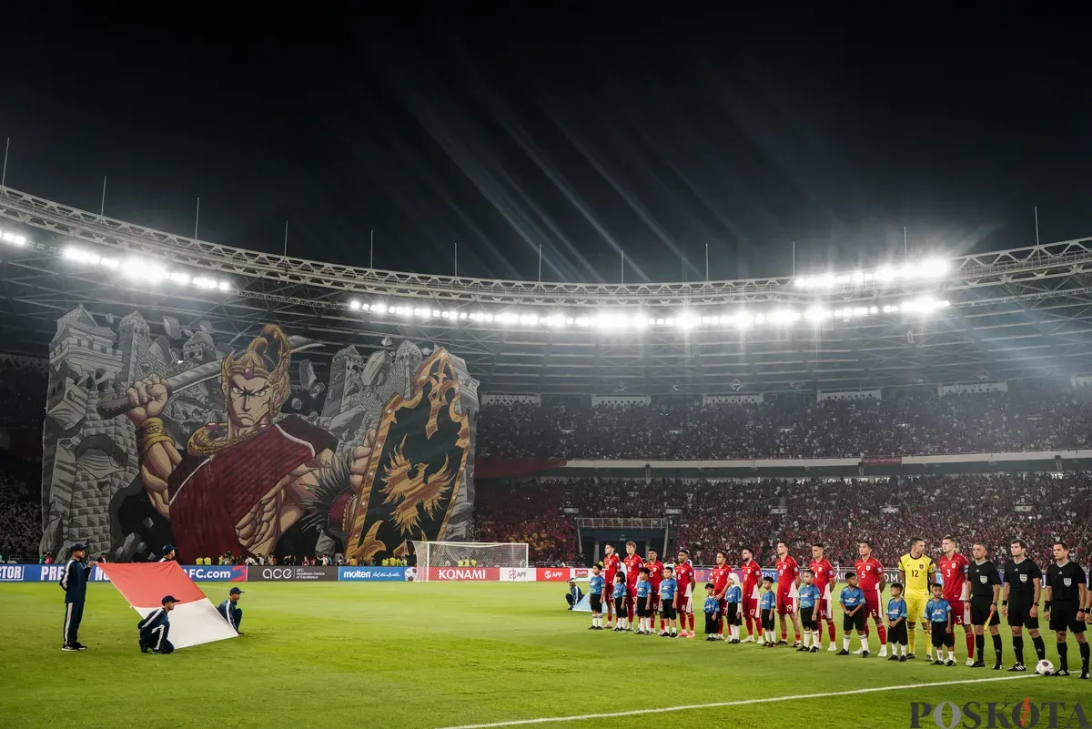 Para pemain Timnas Indonesia menyanyikan lagu Indonesia Raya pada pertandingan Kualifikasi Piala Dunia 2026 putaran ketiga Grup C di Stadion Utama Gelora Bung Karno, Jakarta, Kamis (5/6/2025). (Sumber: Poskota/Bilal Nugraha Ginanjar)