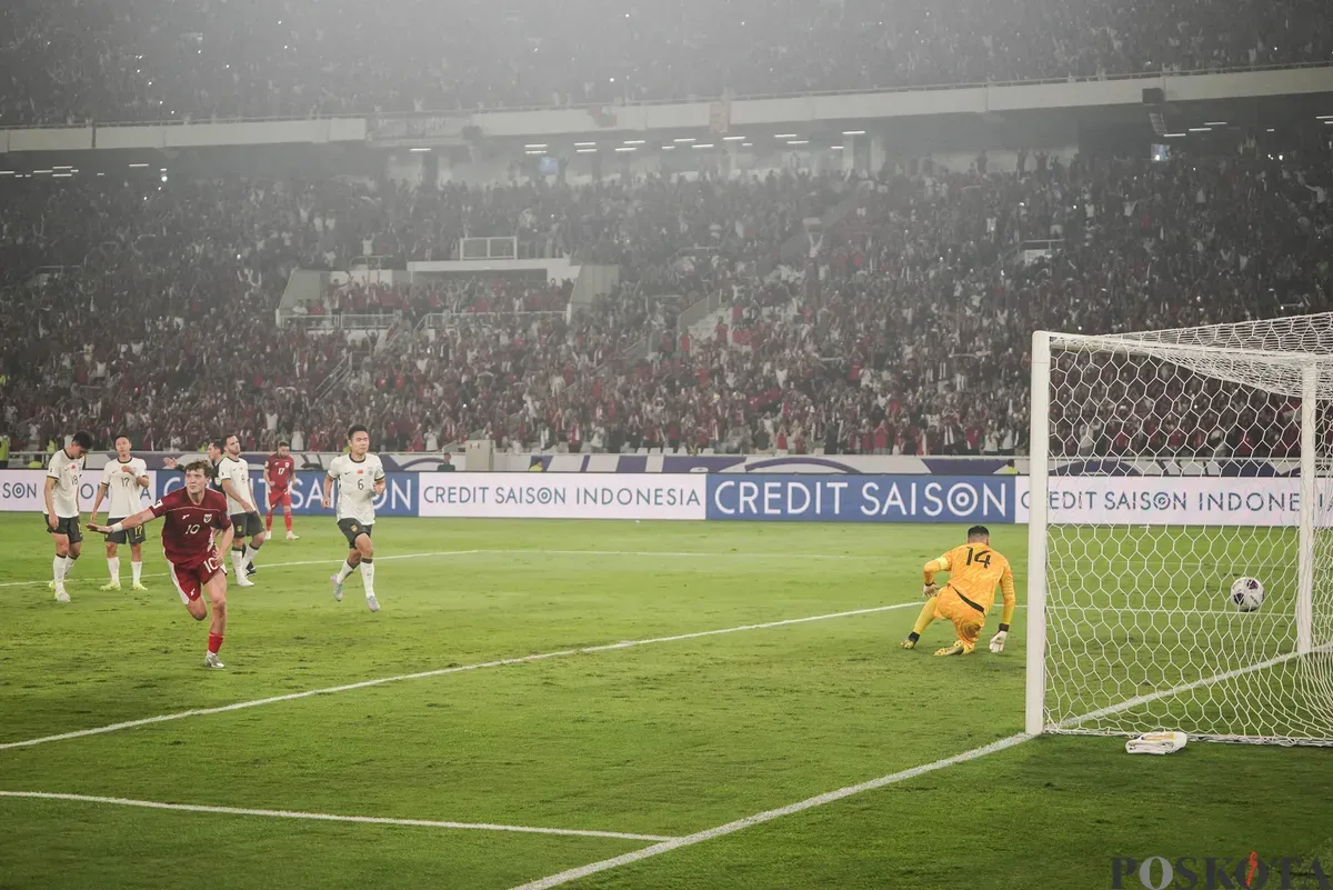 Penyerang Timnas Indonesia Ole Romeny mencetak gol ke gawang Timnas China dari titik penalti pada pertandingan Kualifikasi Piala Dunia 2026 putaran ketiga Grup C di Stadion Utama Gelora Bung Karno, Jakarta, Kamis (5/6/2025). (Sumber: Poskota/Bilal Nugraha Ginanjar)