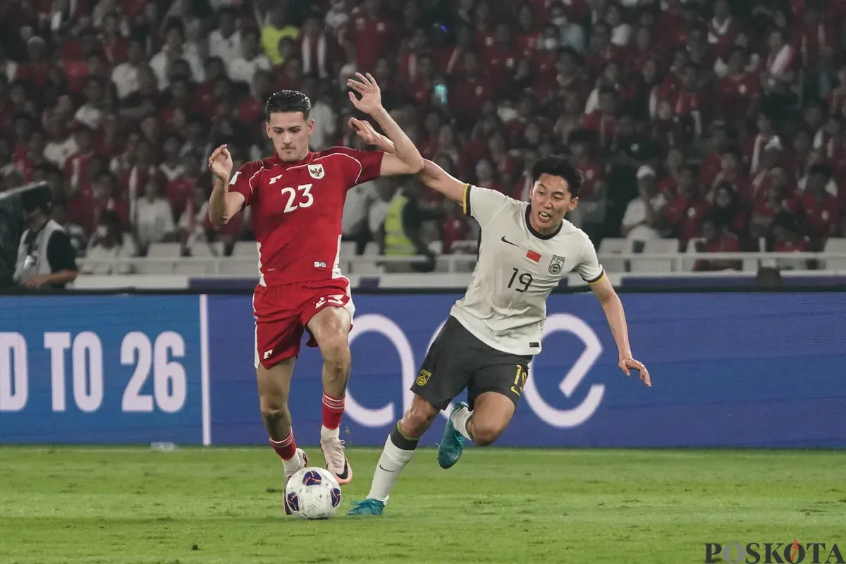 Pemain Timnas Indonesia Justin Hubner berebut bola dengan pemain Timnas China pada pertandingan Kualifikasi Piala Dunia 2026 putaran ketiga Grup C di Stadion Utama Gelora Bung Karno, Jakarta, Kamis (5/6/2025). (Sumber: Poskota/Bilal Nugraha Ginanjar)