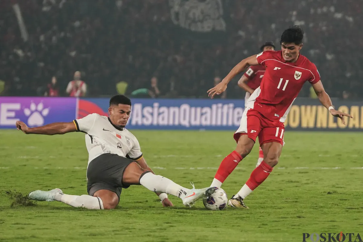 Pemain Timnas Indonesia Ramadhan Sananta berebut bola dengan pemain Timnas China pada pertandingan Kualifikasi Piala Dunia 2026 putaran ketiga Grup C di Stadion Utama Gelora Bung Karno, Jakarta, Kamis (5/6/2025). (Sumber: Poskota/Bilal Nugraha Ginanjar)