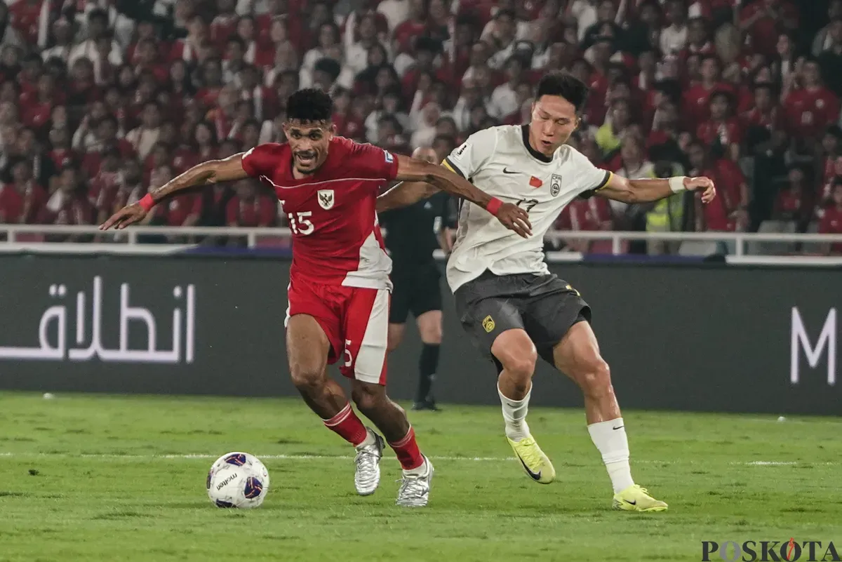 Pemain Timnas Indonesia Ricky Kambuaya berebut bola dengan pemain Timnas China pada pertandingan Kualifikasi Piala Dunia 2026 putaran ketiga Grup C di Stadion Utama Gelora Bung Karno, Jakarta, Kamis (5/6/2025). (Sumber: Poskota/Bilal Nugraha Ginanjar)
